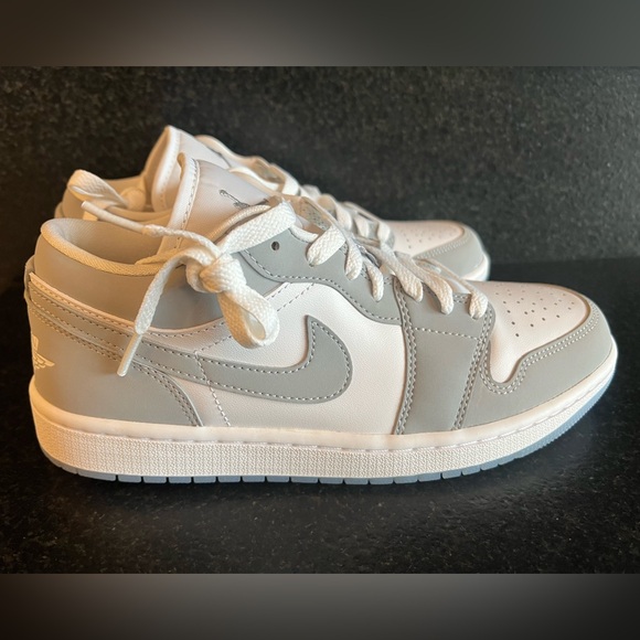 NIB Women’s Air Jordan 1 Low White/Wolf Grey-Aluminum DC0774-105 - Picture 4 of 10